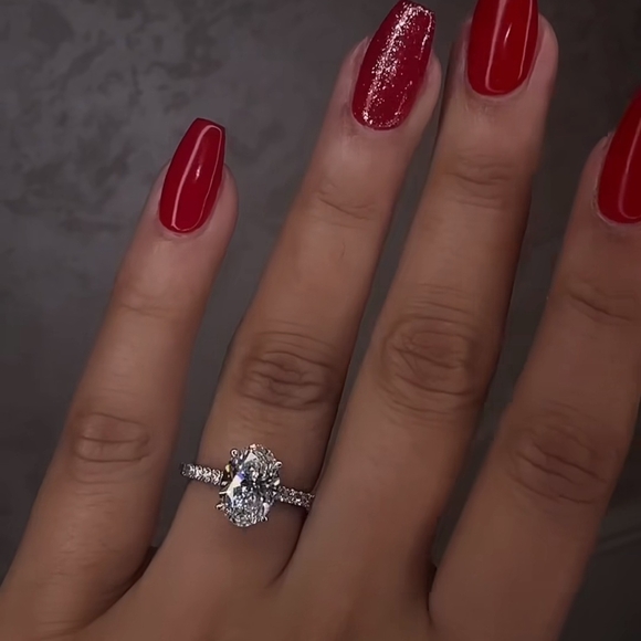 Elegant Silver Oval-Cut Ring - Picture 5 of 14